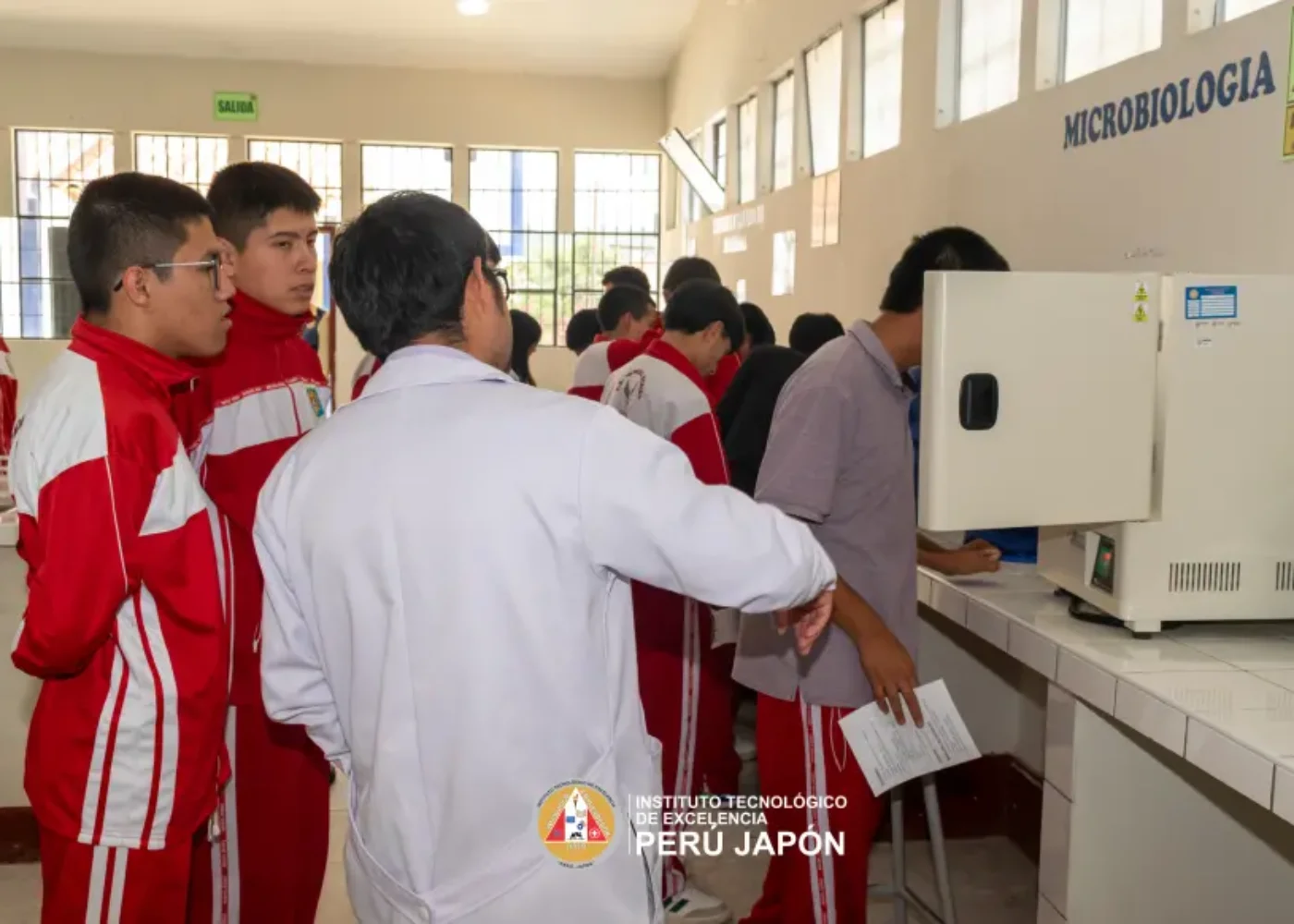 VISITA DEL COLEGIO MIGUEL RUBIO DE CHACHAPOYAS A NUESTRO INSTITUTO