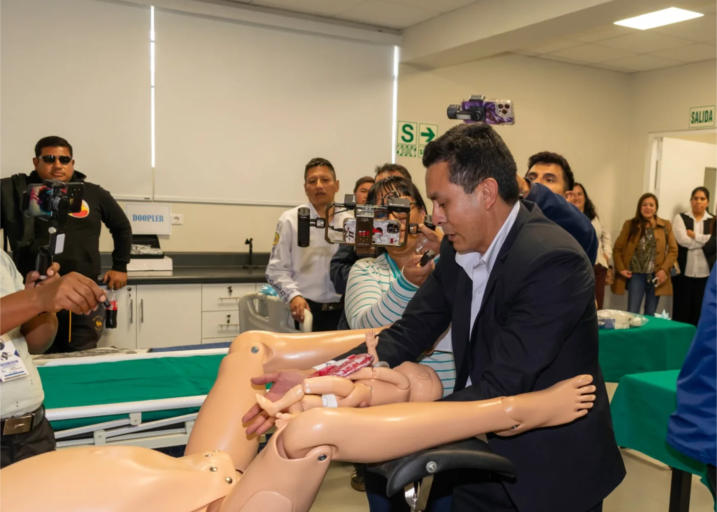 Inauguración de nuevos laboratorios y gimnasio en el IES Público «Perú Japón