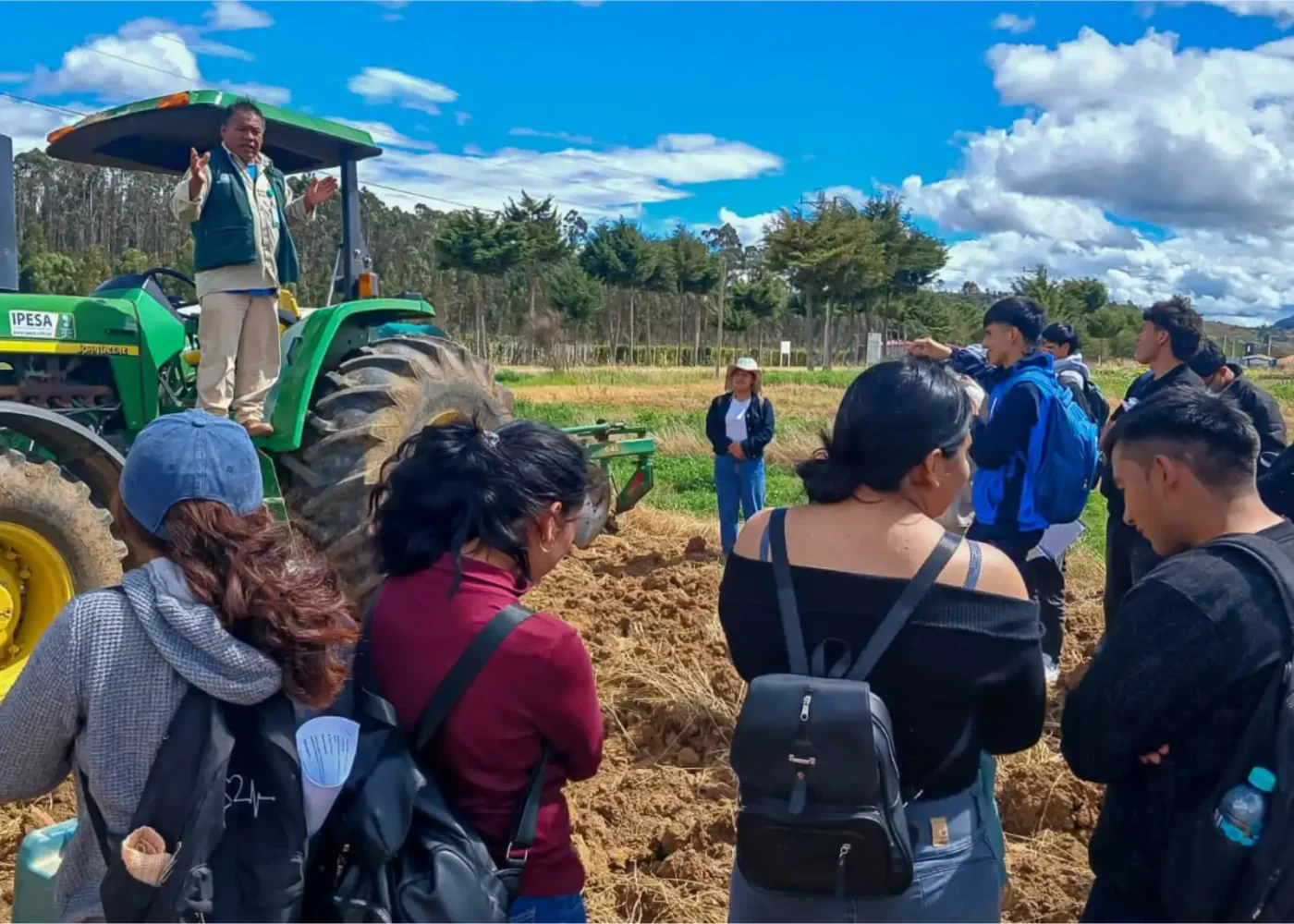 Estudiantes de Producción Agropecuaria fortalecen sus competencias en mecanización agrícola con prácticas de campo